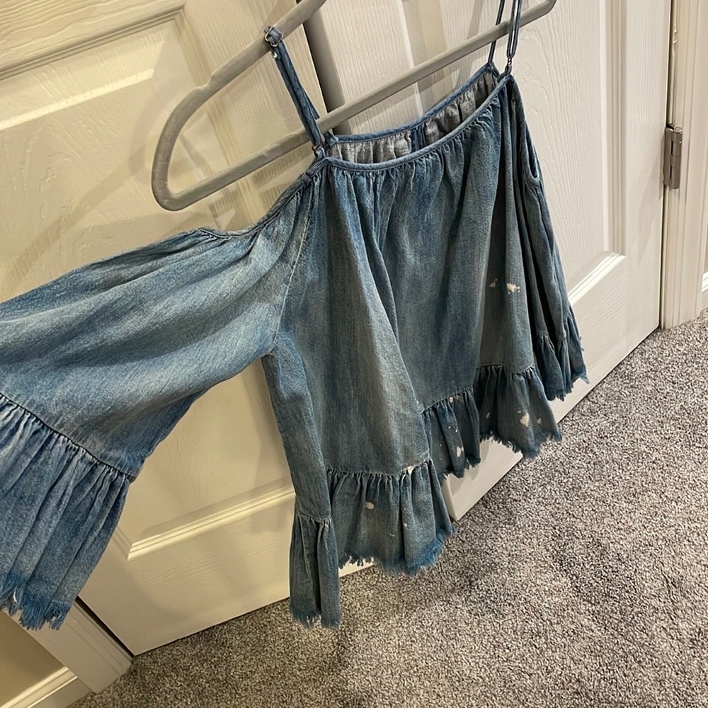 Blank NYC Cold shoulder chambray top. White splattered design.